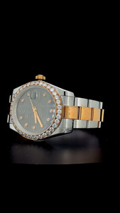 Reloj de oro rosa bicolor con esfera color chocolate, bisel con diamantes y función de fecha automática, y bisel con diamante moissanita VVS de 3 quilates. - Product Image 3