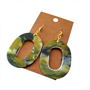 Pendientes de Aro Geométricos Clásicos Hechos a Mano de Resina, Joyería de Moda para Mujer con Bola Acrílica Bañada en Oro - Product Image 1