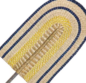 Abanico de paja azul y amarillo tejido a mano, ecológico, con diseño geométrico étnico, para refrescarse en fiestas de verano y la playa. - Product Image 4