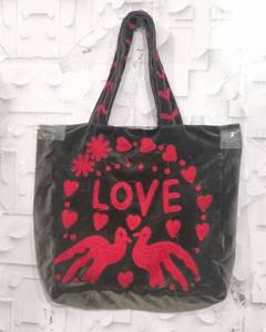 กระเป๋าโท้ทกำมะหยี่สีดำสั่งทำขายส่ง พร้อมตัวอักษร LOVE สีแดง ลายนกพิราบ หัวใจ และลายปักดอกไม้สุดเก๋ - Product Image 5
