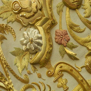 Broche Formal de Lujo para Mujer, Bordado a Mano, en Resina Beige Dorada, Personalizado para Bodas y Fiestas, OEM, para Todas las Temporadas - Product Image 3