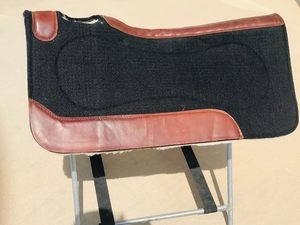 Tapis de selle en feutre de laine occidental de qualité supérieure, directement de l'usine, avec renforts en cuir, fournitures d'équipement équestre personnalisées - Product Image 1