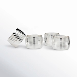 Anneau de serviette rond en métal argenté, parfait pour une utilisation quotidienne, pour la mise en place de tables, la restauration, les restaurants et les hôtels, provenant d'Inde. - Product Image 1