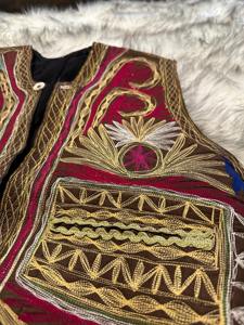 Chaleco tradicional afgano de terciopelo rojo para hombre con extensivo trabajo de espejos y decoraciones de monedas tribales, chaleco étnico Kuchi. - Product Image 3