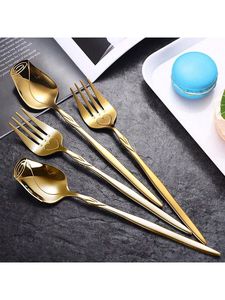 Grand ensemble de couverts élégants avec des ustensiles décoratifs pour une réception haut de gamme - Product Image 4