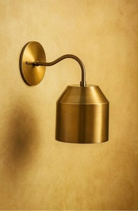 Aplique de Pared Art Deco de Latón Hecho a Mano |   Lámpara de Pared de Diseño Vintage para Oficina en Casa |   Listo para Diwali |   Origen de Uttarakhand - Product Image 3