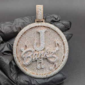 Collar de Lujo con Colgante de Medallón Inicial Personalizado con Nombre en Letra Cursiva, Diamantes Redondos, Estilo Hip Hop, en Plata 925, Joyería de Alta Gama - Product Image 1