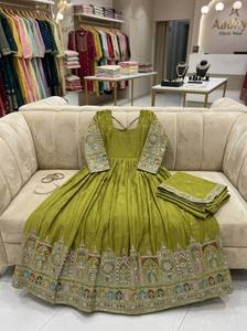 Ensemble Anarkali vert brodé avec dupatta, longueur ras du sol, tenue traditionnelle indienne et pakistanaise pour femme, coupe ample en soie, idéal pour les mariages - Product Image 3