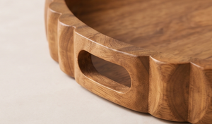 Plateau de service rond en bois de manguier finition naturelle, plateau décoratif en bois avec bord cannelé et poignées découpées - Product Image 4