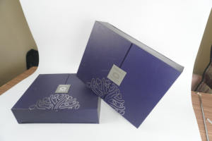Cajas de papel de regalo de lujo con revestimiento UV Forro de esponja Laminación brillante/mate para presentar regalos Premium - Product Image 3