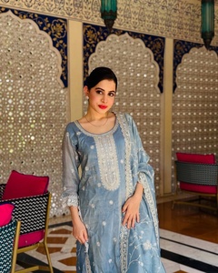 Traje Salwar Kameez Listo para Usar, Tradicional, de Seda Pura con Bordado Pesado en Oro, Mangas Largas, Completamente Cosido, para Bodas, Todas las Temporadas - Product Image 3