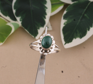 แหวนเงินแท้ 925 ประดับมรกตทรงกลม งานแฮนด์เมด สไตล์โบโฮคลาสสิก เรียบหรู แหวนเดี่ยว รับรองโดยเจไพร์ เหมาะสำหรับทั้งชายและหญิง ใช้ในงานแต่งงาน - Product Image 2