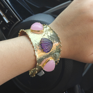 Pulsera de Moda con Amatista, Cuarzo, Calcedonia Rosa y Concha Tallada a Mano, Bañada en Oro Sólido de 18k, Brazalete Abierto - Product Image 4