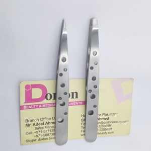 Pince à épiler sourcils en acier inoxydable à pointe biseautée avec poignée perforée, personnalisable avec logo, pour épilation des poils incarnés. - Product Image 3