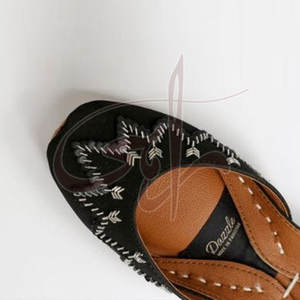 Fabricación en Pakistán de Calzado Khussa para Mujer con Material de Seda Cruda, Bajo MOQ, Precio Económico, Calzado Khussa para Mujer en Venta - Product Image 5