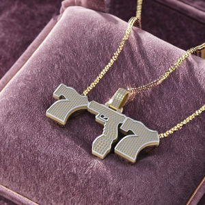 สร้อยคอเพชรโมอิสซาไนต์ชุบทองคำขาว 925 ดีไซน์ทันสมัยสำหรับทุกเพศ รุ่น SHRAMAN DIAMOND พร้อมจี้รูปปืน/ดาบ - Product Image 4