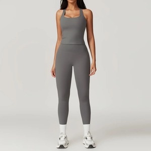 Ensemble de yoga sans couture de luxe, tenue de fitness haut de gamme, vêtements de sport légers et extensibles - Product Image 1