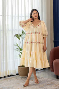 Robe midi élégante beige brodée, col en V, manches bouffantes, style bohème, imprimé floral, coupe ample, tenue décontractée d'été - Product Image 2