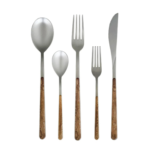 Juego de cubiertos de lujo de acero inoxidable con elegante mango de acrílico negro nacarado efecto mármol gris y detalles chapados en oro, en oferta. - Product Image 3