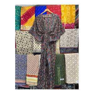 Kaftán de Seda con Estampado Floral para Mujer, para Todas las Temporadas, Elegante Traje de Baño, Modelo ETH-255 de Ethnic Craft Hub de la India - Product Image 2