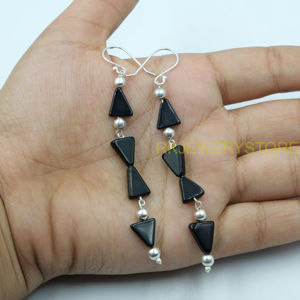 Pendientes colgantes con cuentas triangulares de ónix negro natural |   Pendientes de Gancho Hechos a Mano en Plata de Ley 925 |   Joyería Geométrica Minimalista - Product Image 3