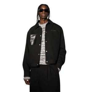 Veste noire en similicuir à poches pour homme, design élégant et tissu de haute qualité - Product Image 6