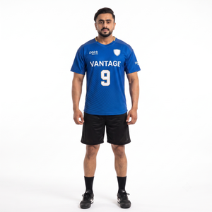 เสื้อฟุตบอลผู้ชายคอวี แห้งเร็ว ผลิตจากโพลีเอสเตอร์ 100% พิมพ์ลายแบบซับลิเมชั่นตามสั่ง สำหรับทีม VANTAGE พร้อมชื่อผู้เล่น โลโก้ OEM และสายรัดปรับได้ - Product Image 1