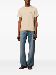 Camiseta de Manga Corta Beige para Hombre, Corte Regular, Logotipo de Corazón Bordado, Estilo Urbano, 100% Algodón, Cuello Redondo, Transpirable, Ecológica - Product Image 3