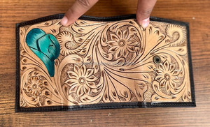 กระเป๋าสตางค์หนังแท้แบบพับสามทบสำหรับผู้ชายทำจากหนังวัวสไตล์วินเทจโลโก้แบบกำหนดเอง - Product Image 4