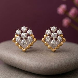 Boucles d'oreilles clous en or jaune avec diamants de laboratoire en forme de cœur floral - Product Image 4