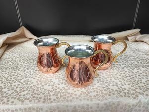 Mug en cuivre de qualité supérieure, design élégant, parfait pour les repas à la maison, les fêtes et comme cadeau de déménagement, fabriqué à la main en Inde. - Product Image 2