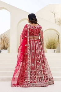 Conjunto de Lehenga nupcial de buena calidad con opulento trabajo de bordado, blusa de diseñador y dupatta bordada para bodas indias en venta. - Product Image 3