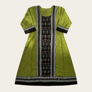 Kurta Ikkat Arts Verde Lima Tribal Village – Kurta Étnica Inspirada en el Tejido a Mano en Tonos Oliva y Negro - Product Image 5