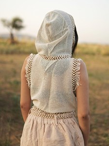 Top Corto Boho con Capucha y Flecos, Chaleco de Algodón Tejido a Mano para Festival con Borde de Patrón Chevron y Bordes Deshilachados, Top Tribal Ecológico - Product Image 5