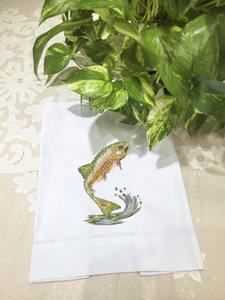 Serviette de table en coton blanc brodée sur mesure avec motif poisson carpe, serviette de thé à ourlet festonné pour la maison, l'hôtel, les mariages et les événements (vente en gros) - Product Image 4