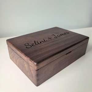 Caja de Anillos Rectangular de Madera de Nogal, Personalizada con Grabado, Estuche para Guardar Joyas, Caja de Recuerdos con Tapa Abatible para Propuesta de Matrimonio - Product Image 1