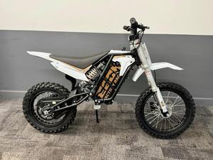 Motocicleta Eléctrica para Niños St-o-m-p Ebox 2.0 V2 2Kw de Alta Calidad - Product Image 2