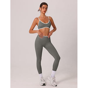 Conjunto de yoga Keyhole Back para mujer: Sujetador deportivo racerback, leggings de cintura alta con efecto fruncido, sin costuras, de nailon y elastano, ropa de gimnasio. - Product Image 4