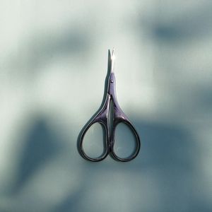 Ciseaux de manucure à lame en acier inoxydable avec manche en acier rouge, pointe incurvée et tranchante, durables pour les soins des ongles, pour adultes droitiers, mini - Product Image 2