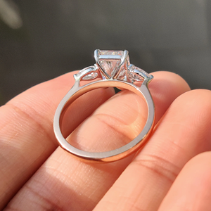 Bague de Mariage Premium en Diamant Taillé Radiant Bicolore avec Pierres Latérales en Poire, Bijoux de Mariée de Laboratoire, Fournisseur en Gros en Ligne - Product Image 6