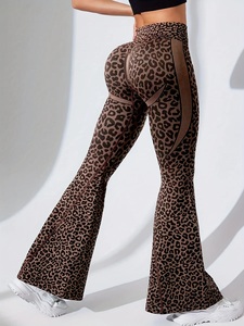 Pantalones con estampado de piel de leopardo, de cuatro costuras, estilo flare, teñido, con botones y detalles fruncidos, ideales para un look de fin de semana. - Product Image 4