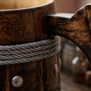 Mug à bière de voyage en bois élégant et moderne, fait main, écologique, durable, personnalisable, de haute qualité, avec poignée sculptée en bois - Product Image 4