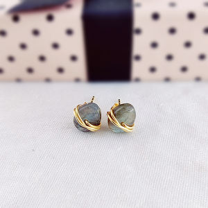 Boucles d'oreilles clous en argent sterling 925 plaqué or avec labradorite minuscule |   Bijoux en fil lisse naturel avec pierre de naissance, vente en gros - Product Image 6