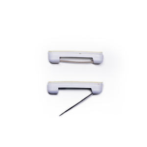 Clip avec épingle de sûreté brodée en PVC durable de 32 mm gris adhésif pour l'utilisation de badges ou de porte-cartes - Product Image 1