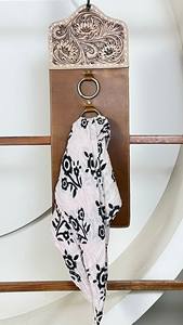 Porta Pañuelos de Cuero Vacuno Hecho a Mano con Diseño Floral y Anillos Metálicos Resistentes para Decoración del Hogar, Granja y Estilo Occidental - Product Image 4