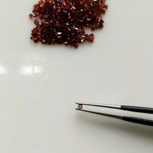 โกเมนสีแดงธรรมชาติ 1.5 มม. ทรงสี่เหลี่ยมเจ้าหญิงคัท คุณภาพดีที่สุด พลอยเม็ดเดี่ยวสำหรับทำเครื่องประดับ - Product Image 1