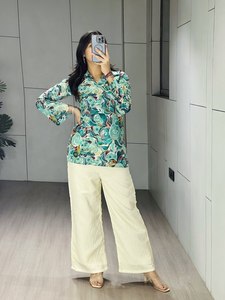 Un élégant plazo avec un kurti court présente un magnifique haut coloré orné de feuilles dorées, il possède des manches longues légèrement froncées. - Product Image 4