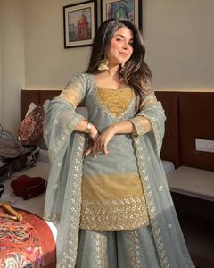 Costume Anarkali traditionnel indien pakistanais pour femmes en rayonne avec dupatta, gris et broderies dorées, longueur midi, coupe classique, décontracté - Product Image 4