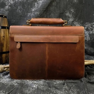 Bolsa de piel auténtica y duradera para portátil, informal, de negocios y viajes, con marca personalizada para uso profesional diario. Bolsas de piel para portátiles. - Product Image 4