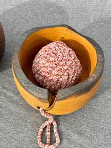 Cuenco de madera de palisandro hecho a mano para guardar hilo, con orificios y perforaciones talladas |   Cuencos para Hilos de Tejer y Crochet - Product Image 2